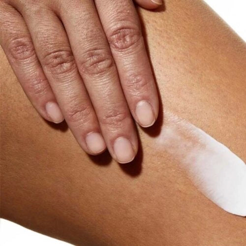 Cerave SA crème anti-rugosités pour peau sèche, rugueuse et squameuse, 340g, dans un tube blanc avec logo bleu.