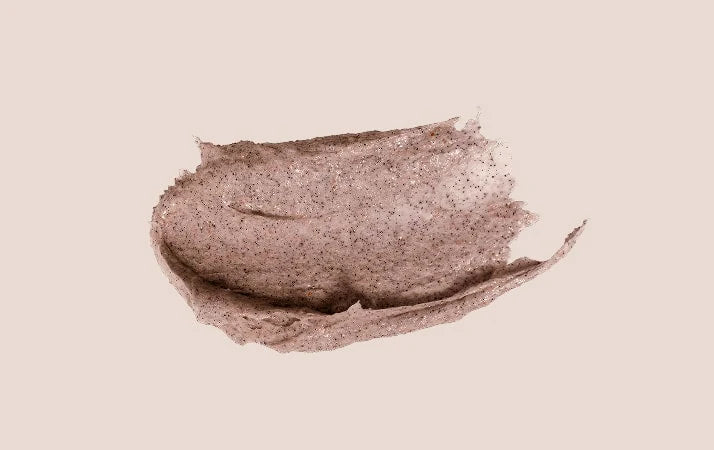 Texture de gommage exfoliant pour visage et corps, pâte à grains sur fond beige.