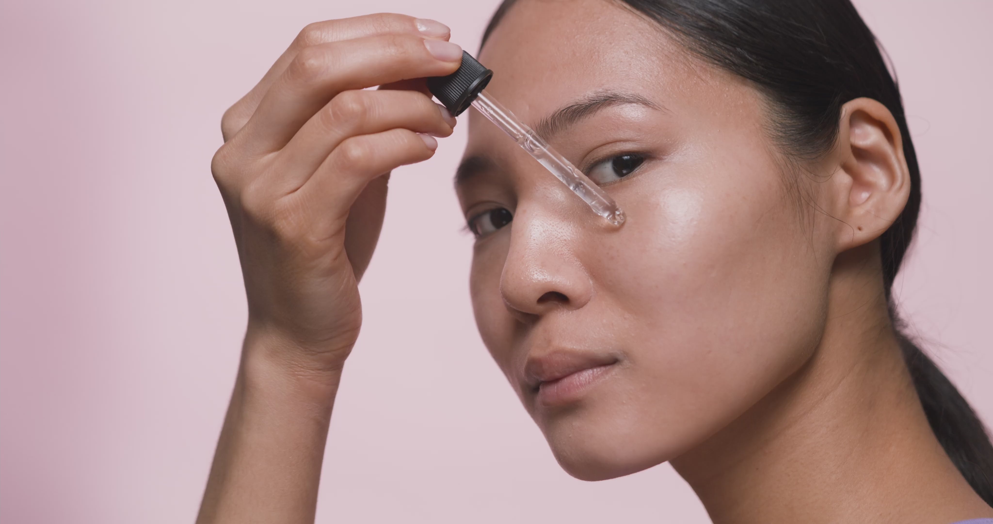 Charger la vidéo : Soins beauté parapharmacie luxueux visage et corps